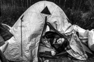 En kvinna i ett tält.