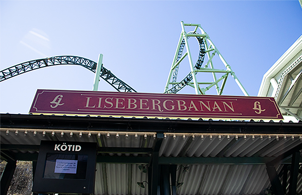 Röd skylt vid köentrén till Lisebergsbanan.