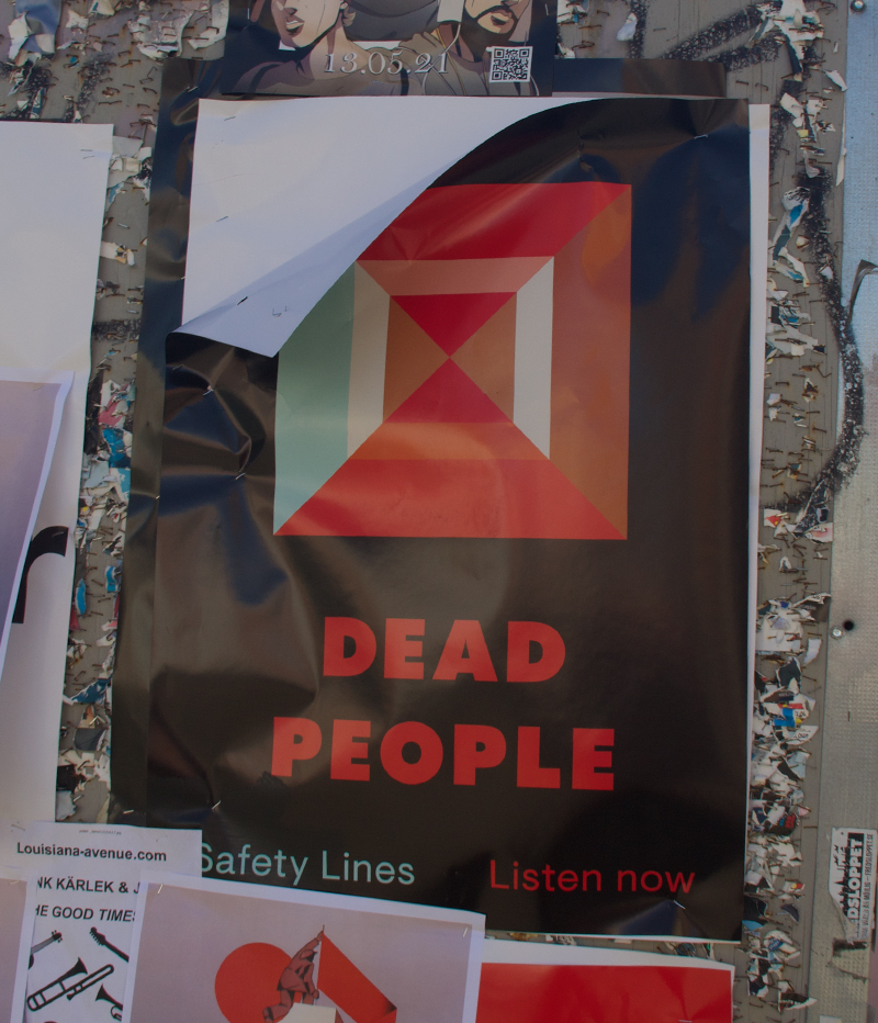 Affisch där man ser en fyrkantig logga och Texten Dead People