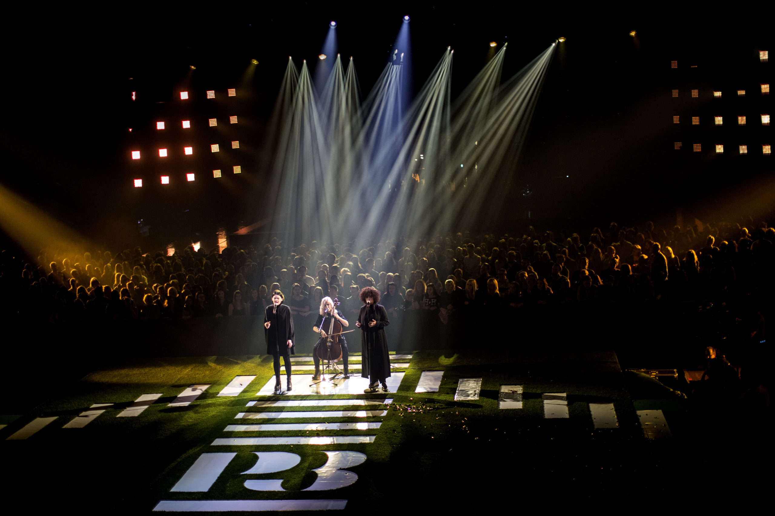 Naomi Pilgrim, Linnea Olsson och Frida Sundemo uppträder på P3 Guldgalan 2017 i Partille Arena.