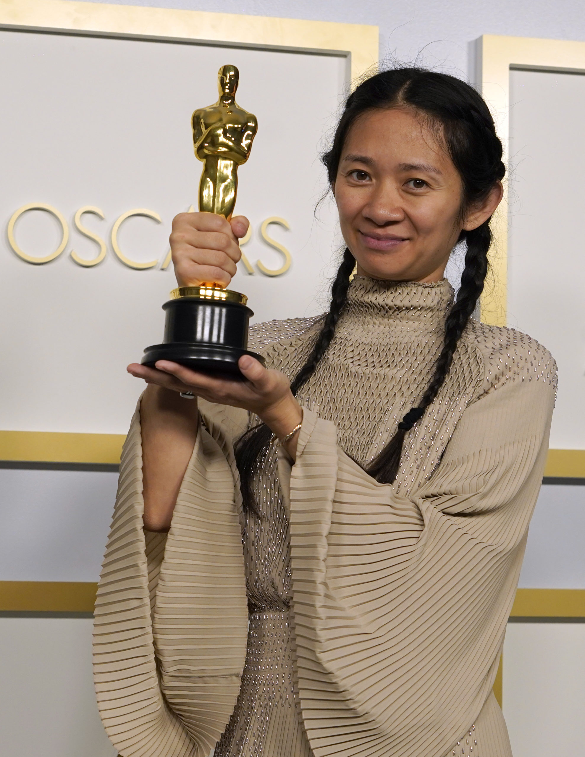 Chloé Zhao med sin Oscar