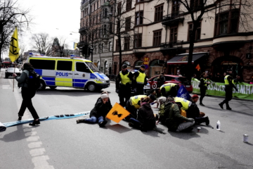 Limmar fast sig i gatan och blockerar trafiken – klimatrörelsen kommer till Göteborg