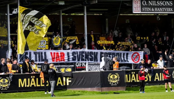 Mjällby-supportrar med en banderoll mot VAR. Foto: Johan Nilsson/TT.