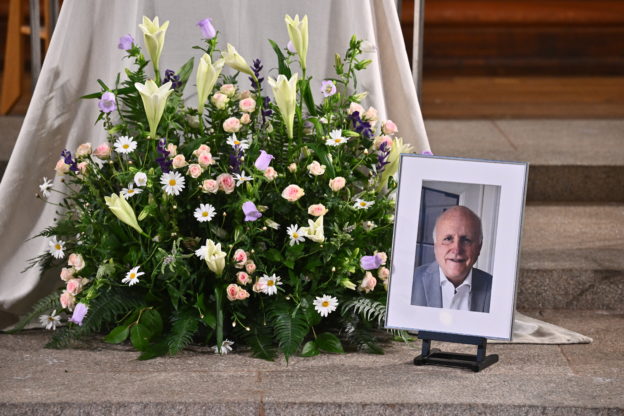 Blommorna framför kistan och en bild på Arne Hegerfors.