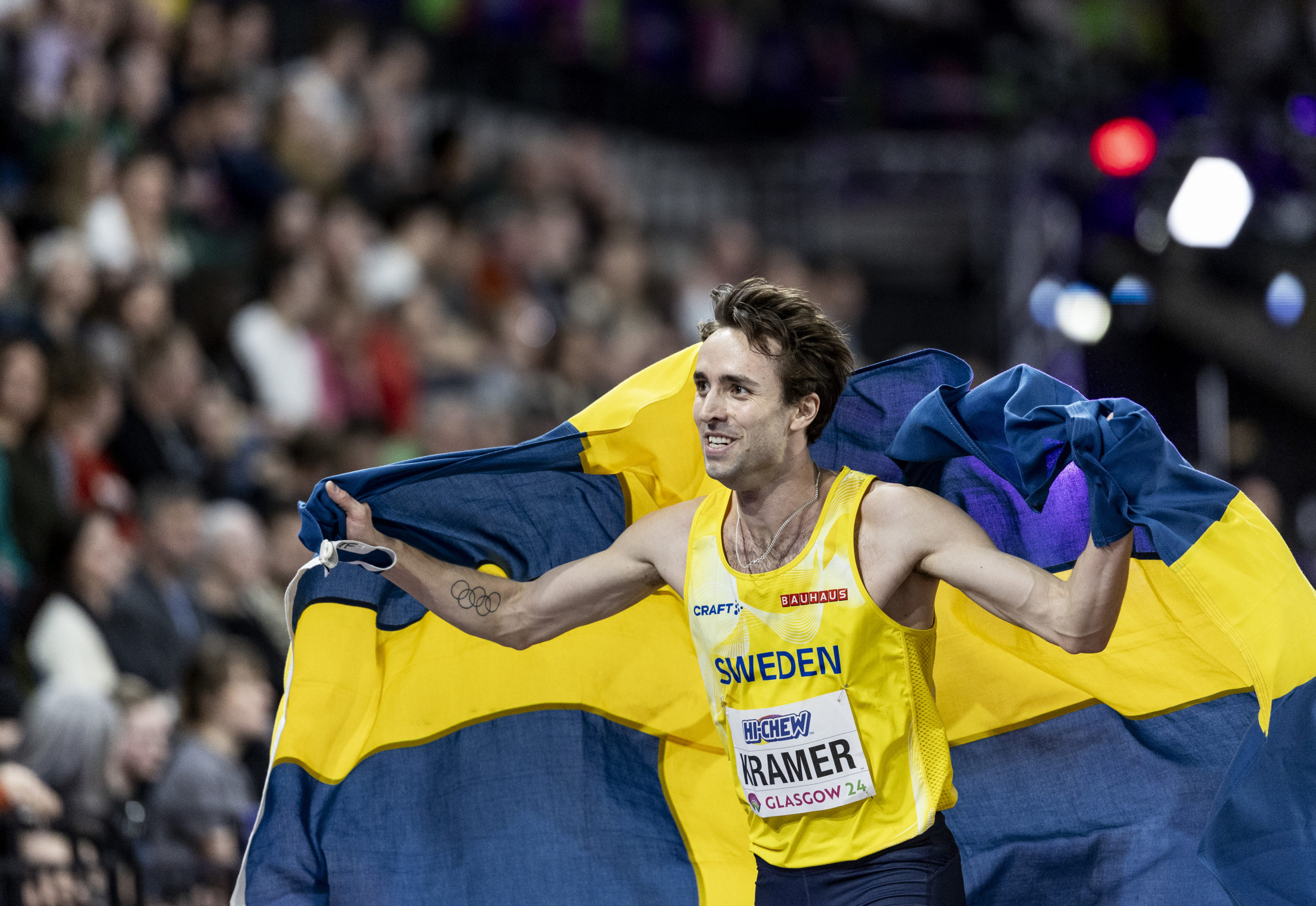 Andreas Kramer med en svensk flagga.