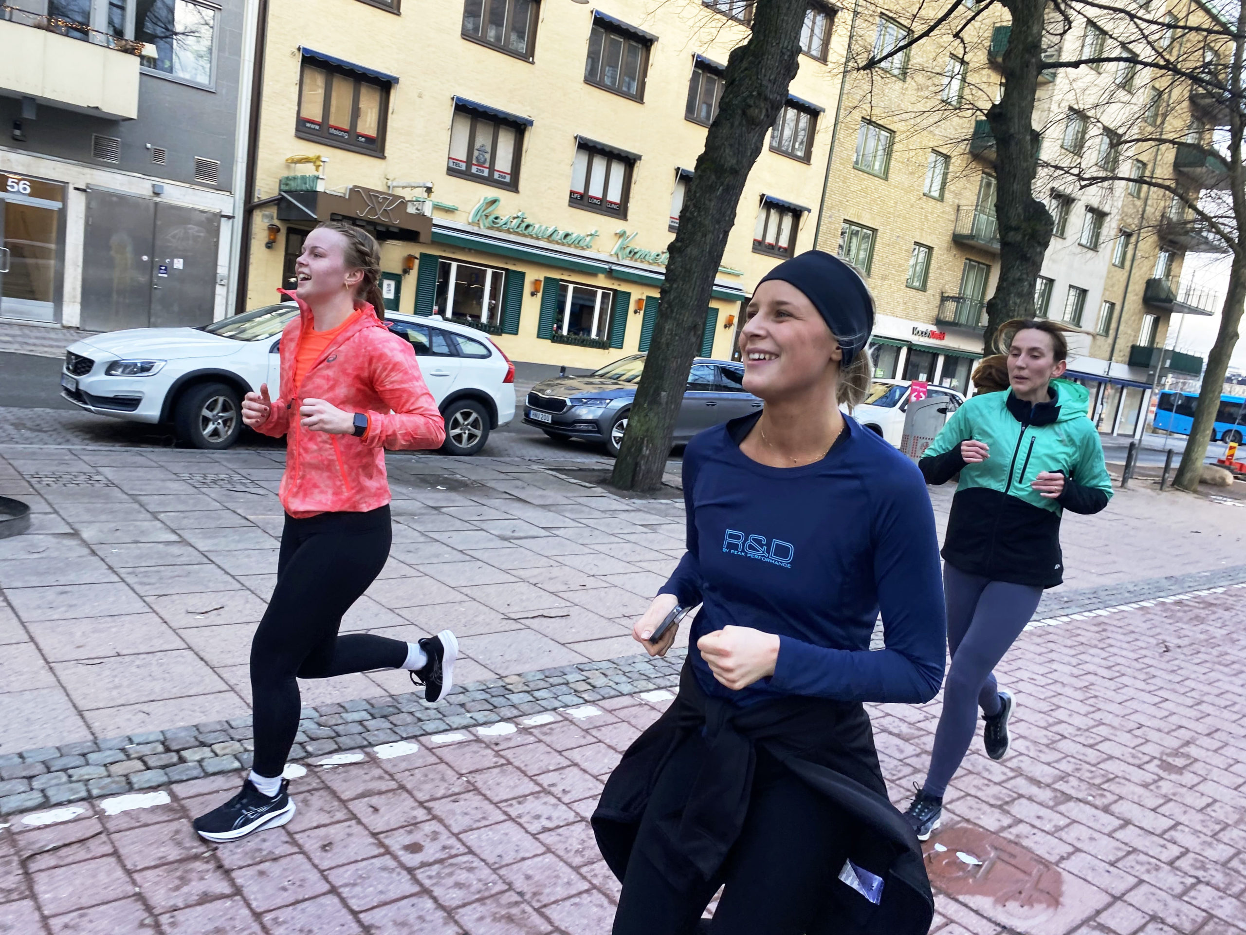Clara Kihlberg, Ida Alfredsson och Charlotte Siggelin springer. 